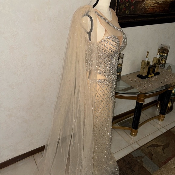 ✨ Custom Luxury Evening Gown – Worn Once ✨ - Picture 4 of 10